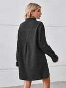 Minivestido denim con hombros caídos y bolsillos