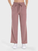 Pantalones deportivos con bolsillos y cordón