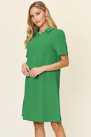 Vestido de manga corta con cuello con cuello y textura de tamaño completo de Double Take