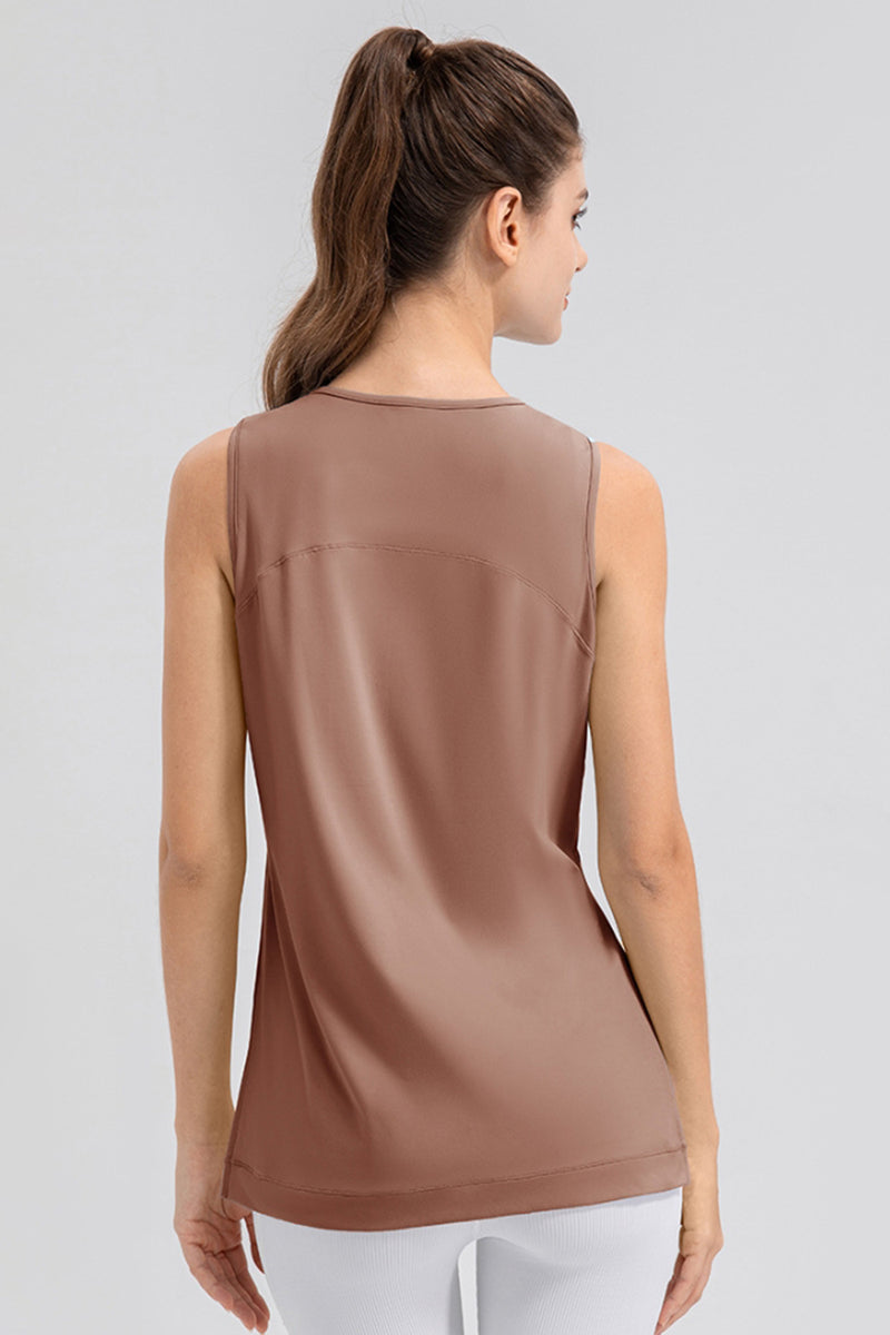 Camiseta sin mangas con cuello redondo y abertura