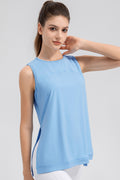Camiseta sin mangas con cuello redondo y abertura