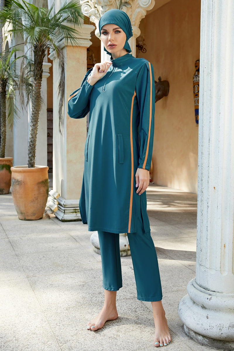 Ensemble de bain casquette, haut à quart de zip et pantalon