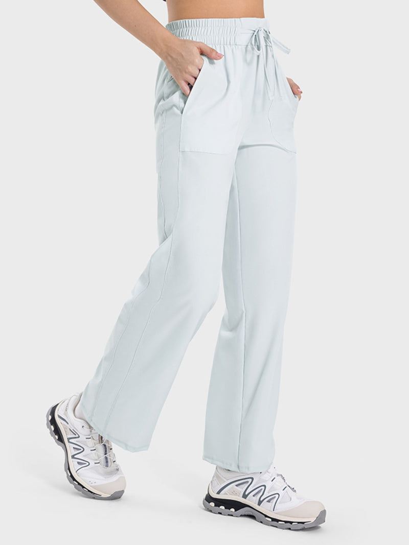 Pantalones deportivos con bolsillos y cordón
