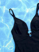 Maillot de bain une pièce plongeant à bretelles fines entrecroisées