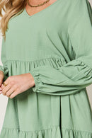 Vestido escalonado con manga globo y cuello en V de tamaño completo de Double Take