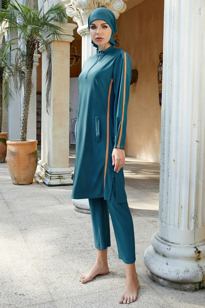 Ensemble de bain casquette, haut à quart de zip et pantalon