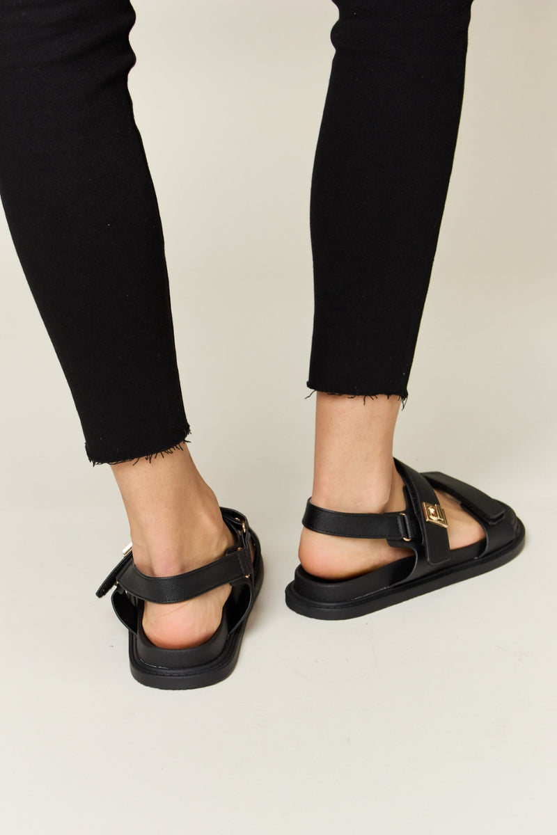 Sandalias destalonadas con doble tira y velcro WILD DIVA