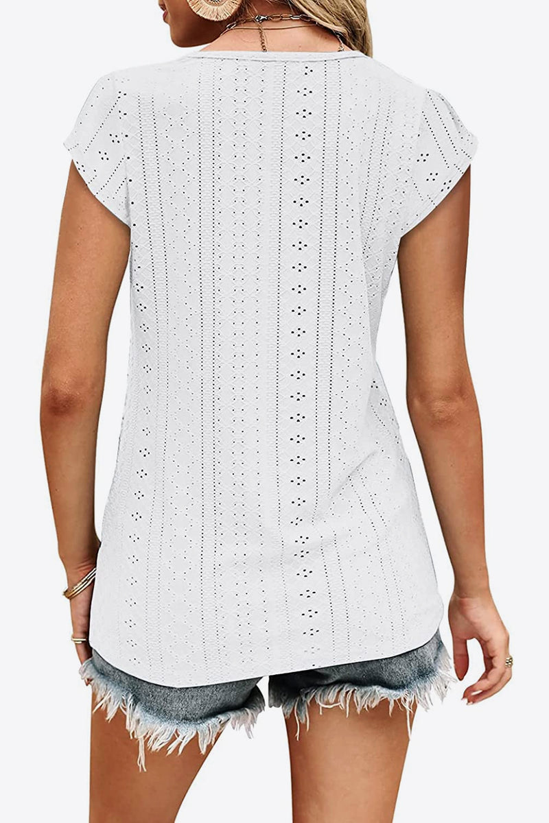 Camiseta con cuello en V en contraste con ojales