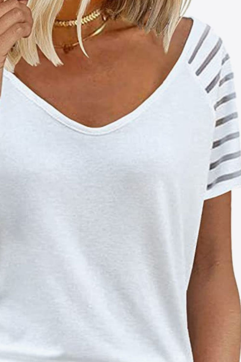 Camiseta con cuello en V y manga raglán