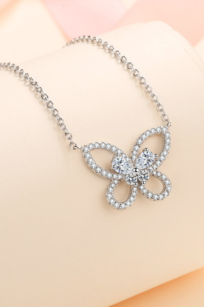 Collar con colgante de mariposa de moissanita
