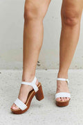 Tacones con correa y plataforma de madera Time After Time de DDK