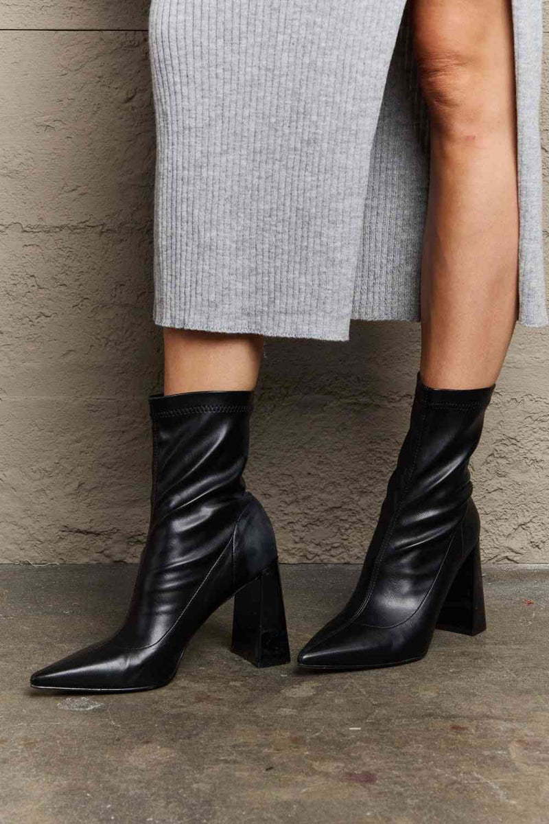 Botas tipo calcetín con tacón en bloque Stacy de Weeboo