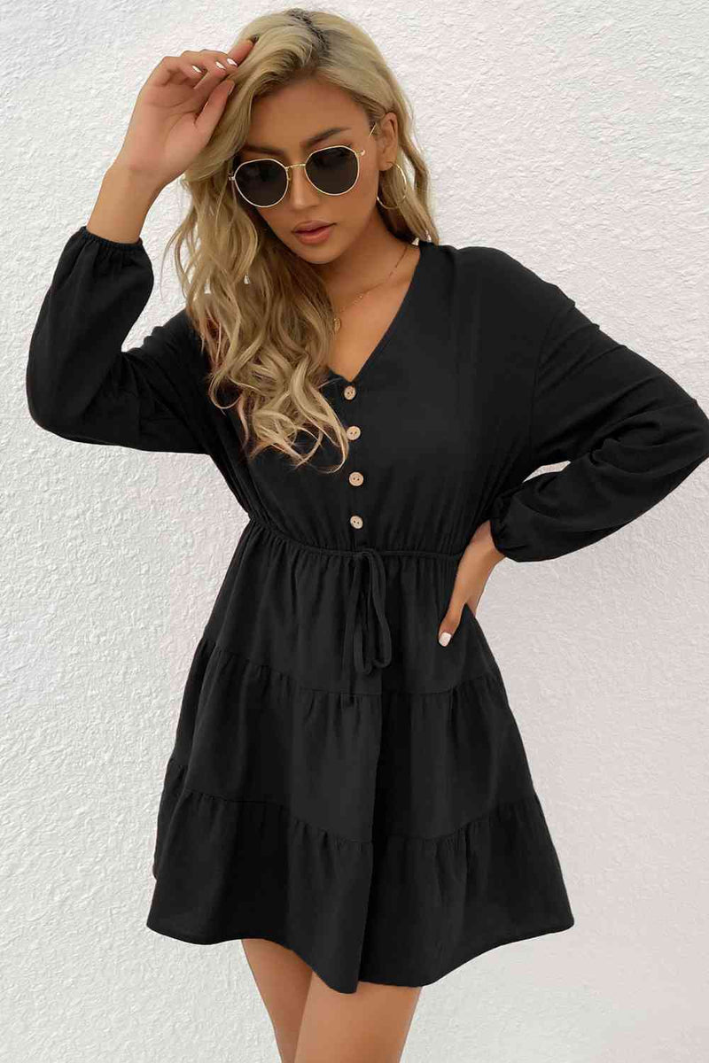 Mini-robe étagée à boutons décoratifs et nouée sur le devant