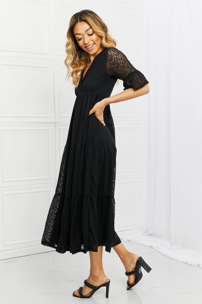 Vestido escalonado de tamaño completo con encaje encantador de P &amp; Rose