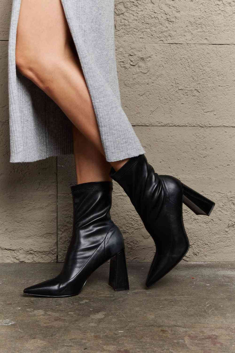 Botas tipo calcetín con tacón en bloque Stacy de Weeboo