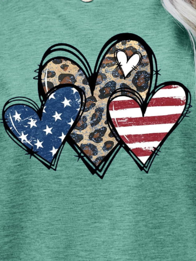 Camiseta con gráfico de corazón de leopardo y bandera de EE. UU.