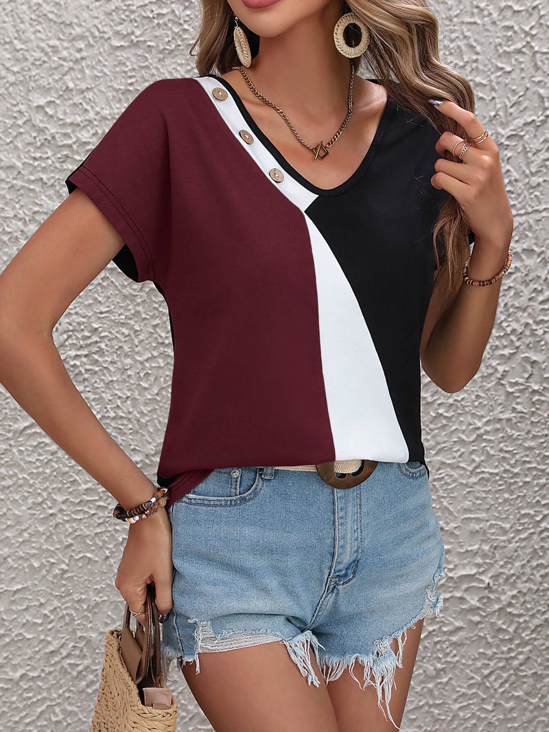 Camiseta con cuello en V y botones decorativos en bloques de color