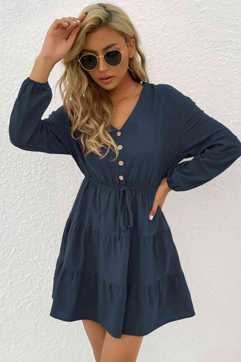 Mini-robe étagée à boutons décoratifs et nouée sur le devant