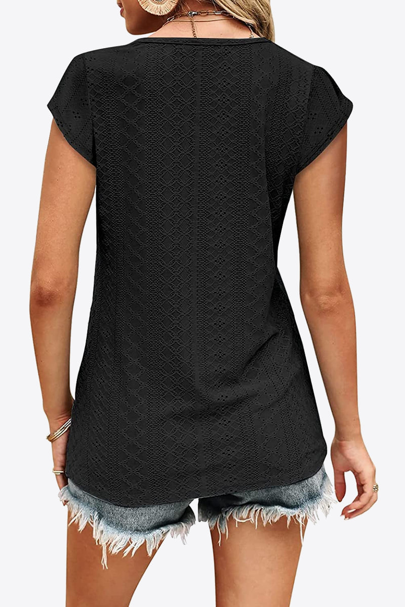 Camiseta con cuello en V en contraste con ojales