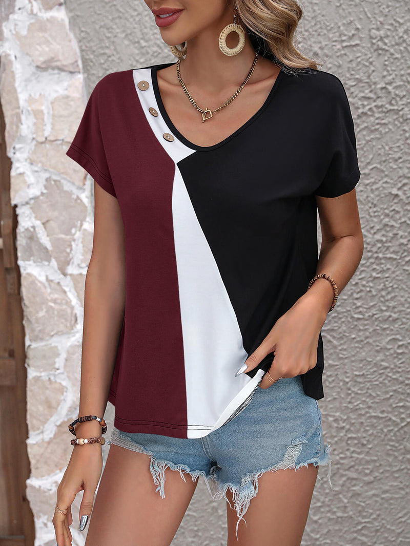 Camiseta con cuello en V y botones decorativos en bloques de color