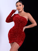 Vestido ajustado con bajo de tulipán y un solo hombro con lentejuelas