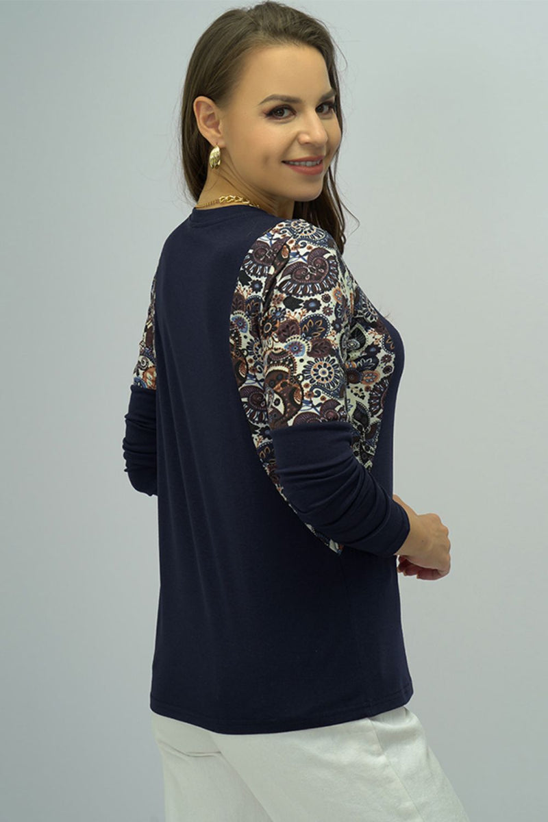 Camiseta con hombros descubiertos y estampado con cuello redondo