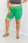 Blumin Apparel Too Good Short côtelé pleine taille en vert