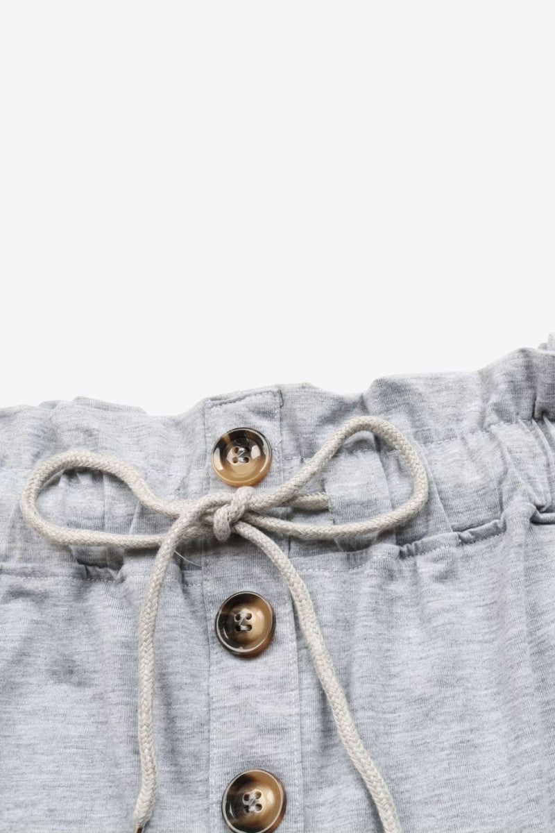 Shorts con puños y cintura con cordón y botones