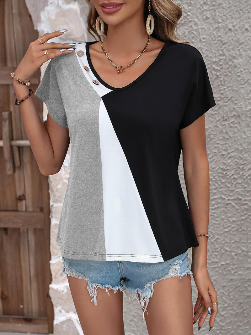 Camiseta con cuello en V y botones decorativos en bloques de color