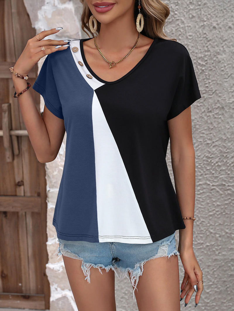 Camiseta con cuello en V y botones decorativos en bloques de color