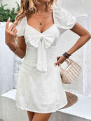 Vestido con mangas abullonadas y ojales con detalle de lazo