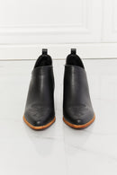 Botín vaquero cruzado bordado Trust Yourself de MMShoes en negro