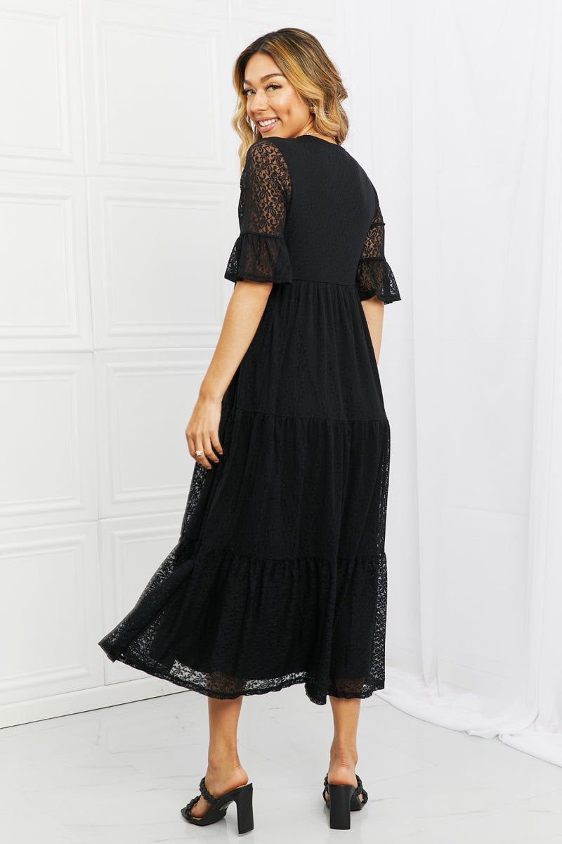 Vestido escalonado de tamaño completo con encaje encantador de P &amp; Rose