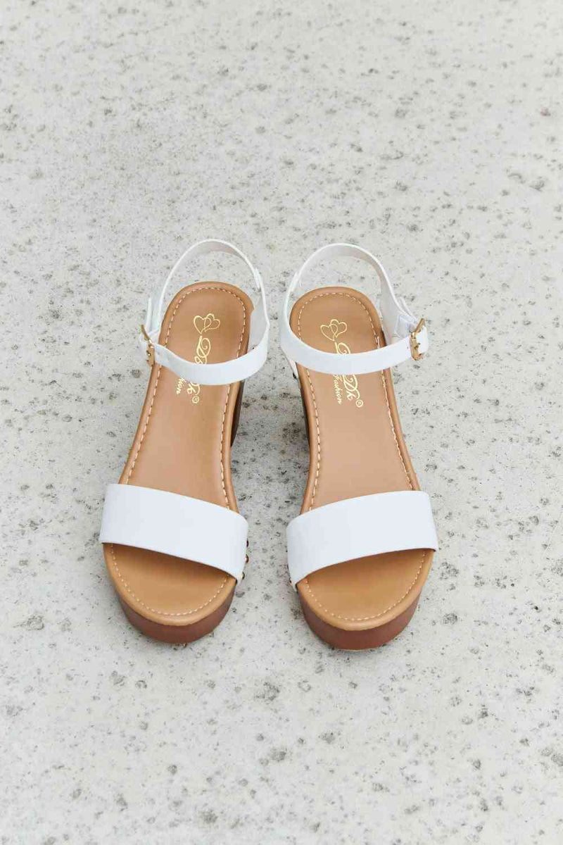 Tacones con correa y plataforma de madera Time After Time de DDK