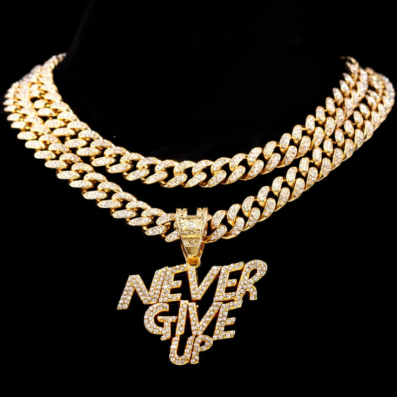 NEVER GIVE UP Unisexe Lettre Pendentif Iced Out Collier 