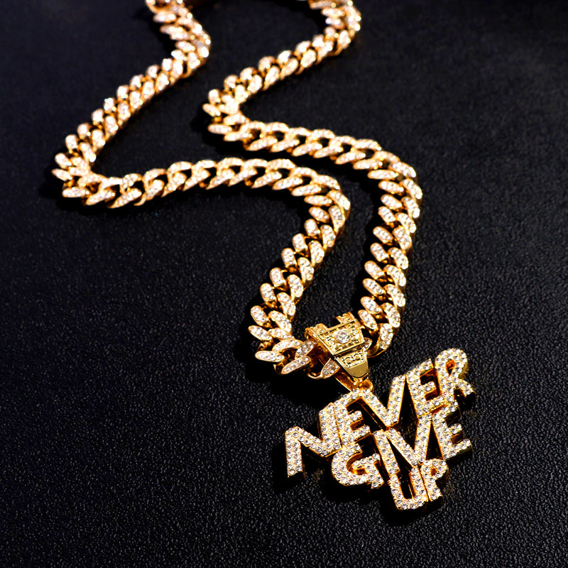 NEVER GIVE UP Unisexe Lettre Pendentif Iced Out Collier 