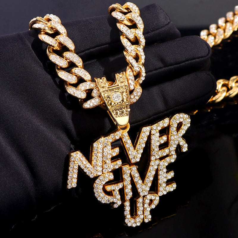 NEVER GIVE UP Unisexe Lettre Pendentif Iced Out Collier 