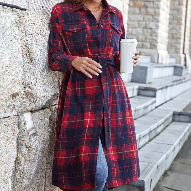 Chaqueta estilo camisa larga con botones y cinturón a cuadros