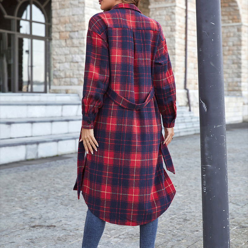 Chaqueta estilo camisa larga con botones y cinturón a cuadros