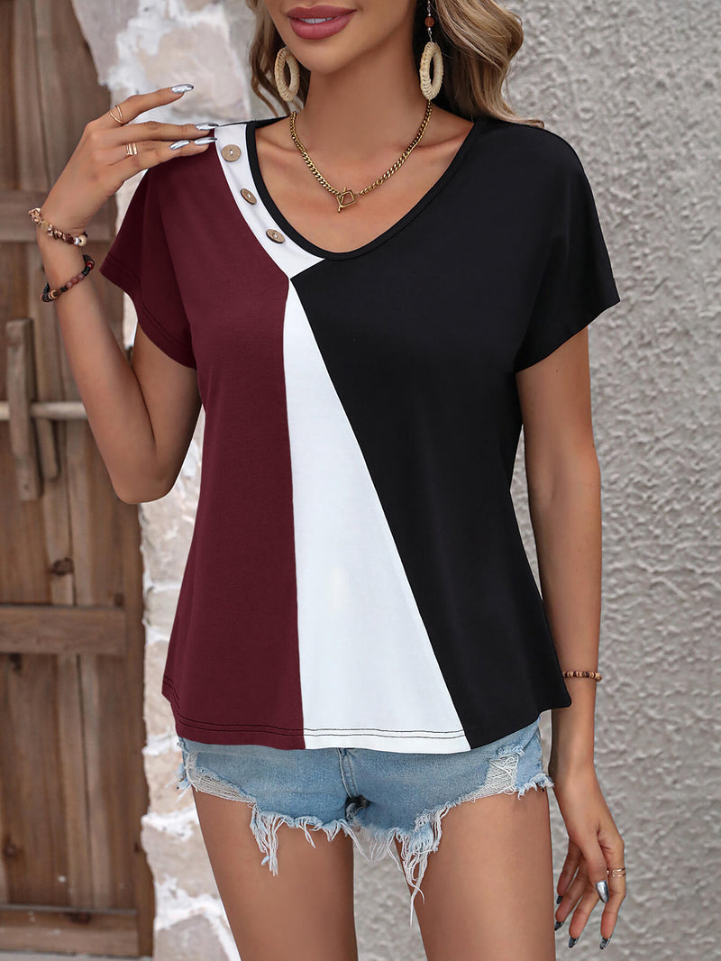 Camiseta con cuello en V y botones decorativos en bloques de color