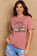 T-shirt en coton avec motif livre et fleur en taille réelle Simply Love