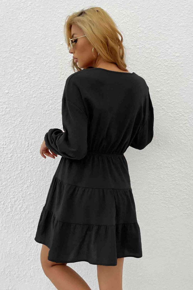 Mini-robe étagée à boutons décoratifs et nouée sur le devant
