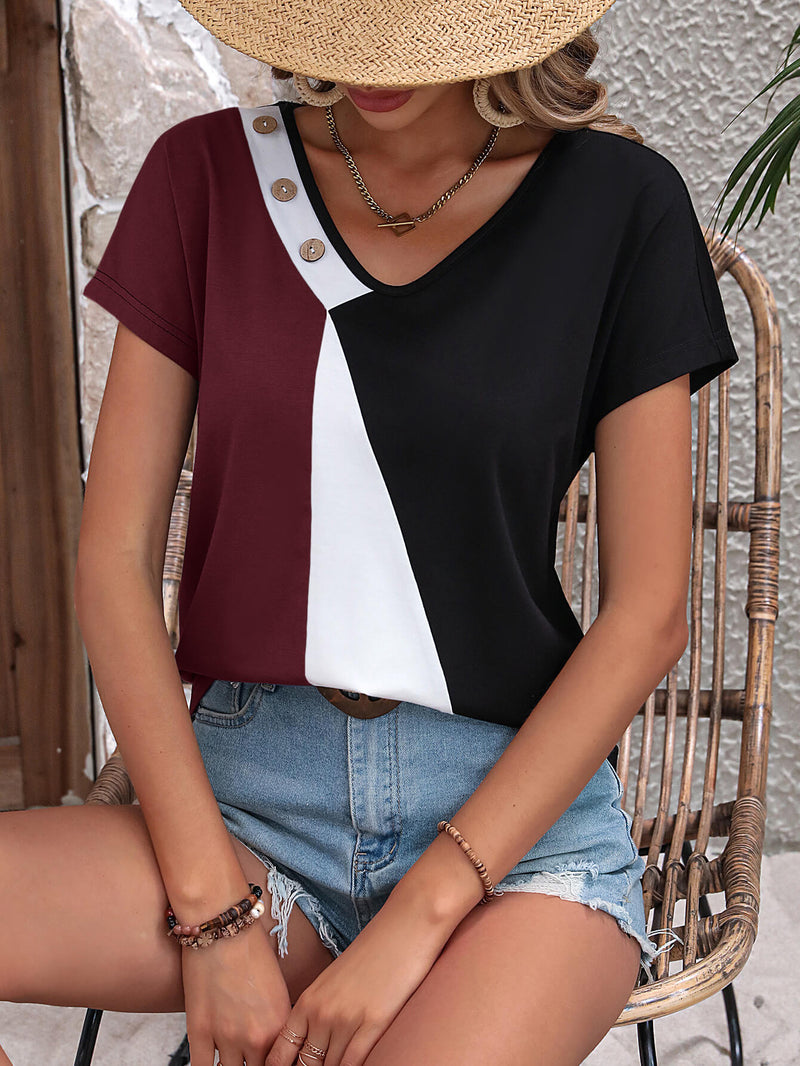 Camiseta con cuello en V y botones decorativos en bloques de color