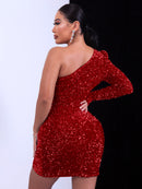 Vestido ajustado con bajo de tulipán y un solo hombro con lentejuelas