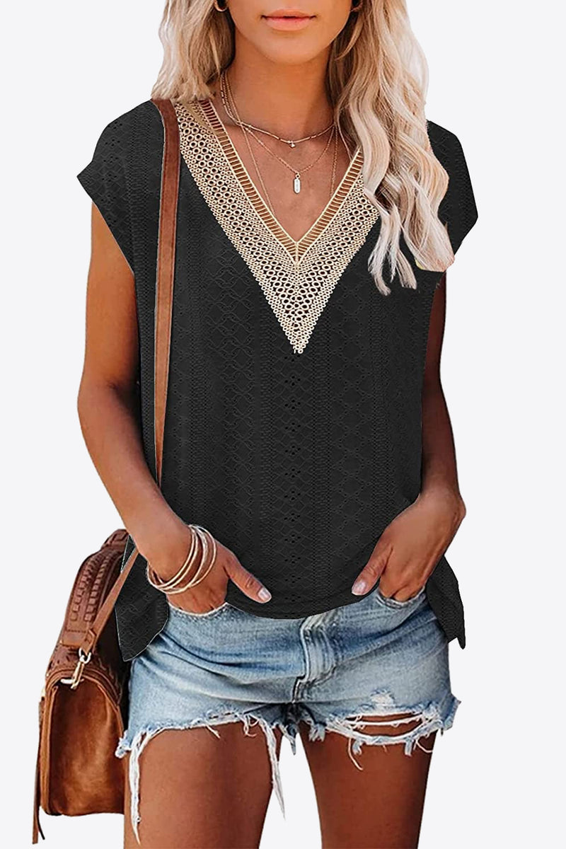 Camiseta con cuello en V en contraste con ojales