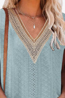 Camiseta con cuello en V en contraste con ojales