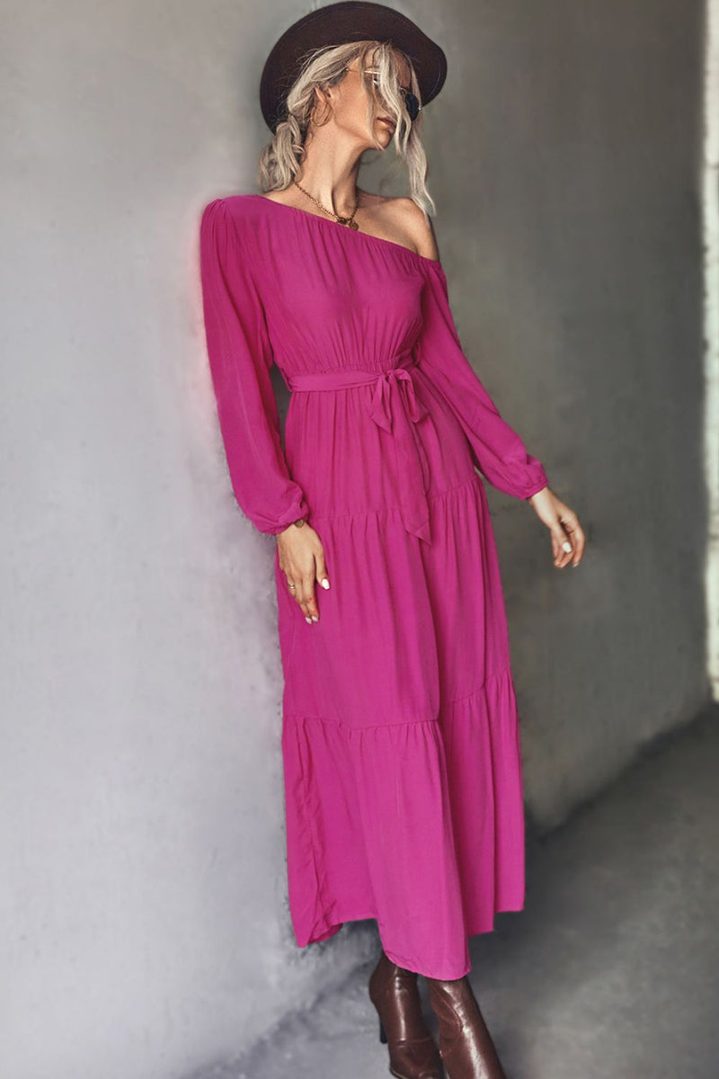 Robe maxi étagée à une épaule et ceinture