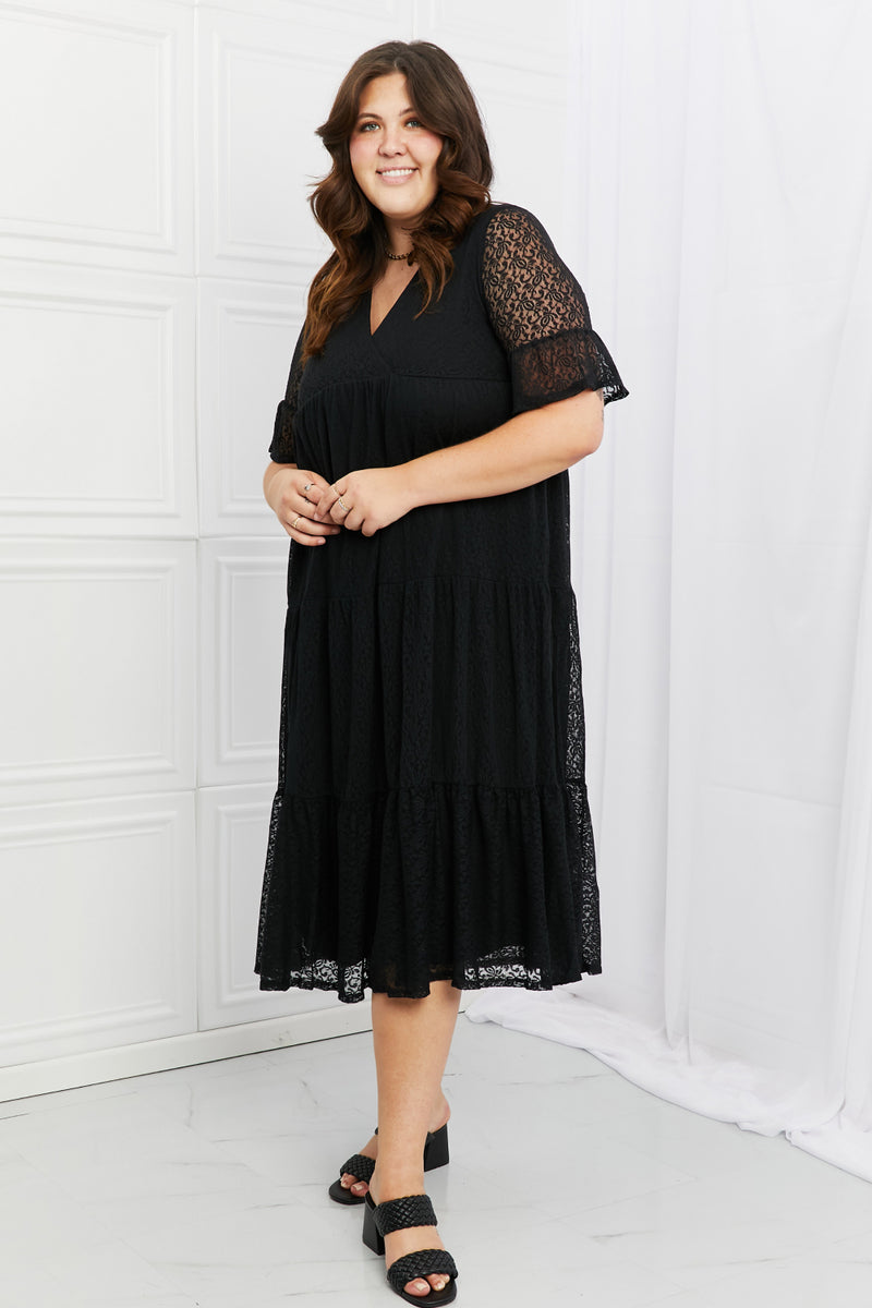 Vestido escalonado de tamaño completo con encaje encantador de P &amp; Rose
