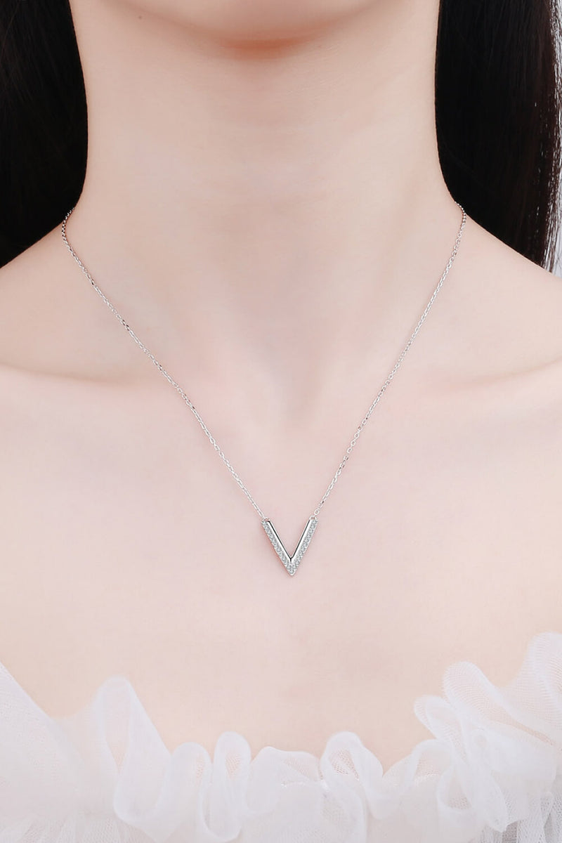 Collar con colgante de letra V de plata de ley