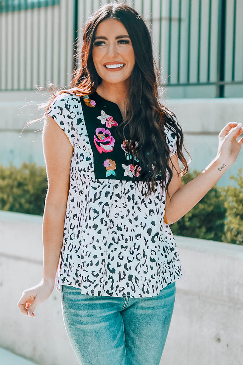 Camiseta de manga corta con cuello con muescas de leopardo